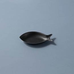 任選2件85折｜日本 AOYOSHI 青芳製作所 仿舊霧黑不銹鋼魚造型餐盤-16cm
