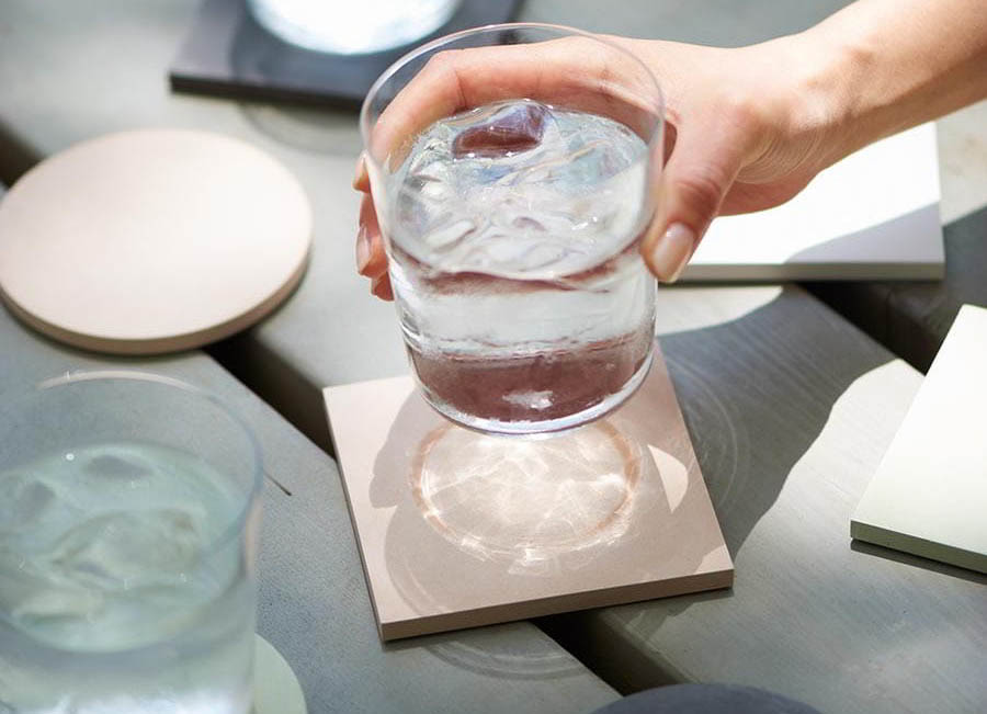 日本,Soil珪藻土,吸水杯在浴室地板上