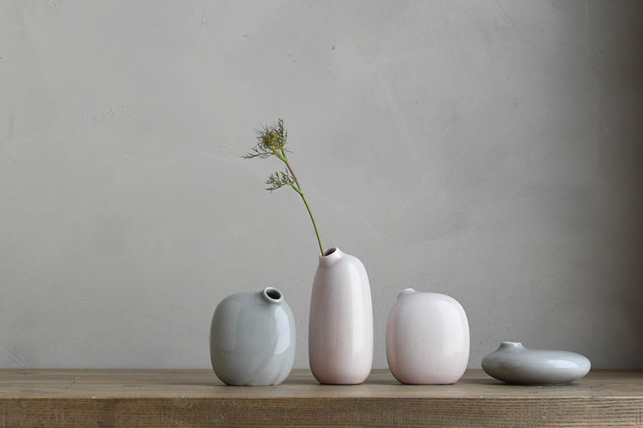 日本KINTO SACCO 陶瓷造型花瓶同系列在木桌上